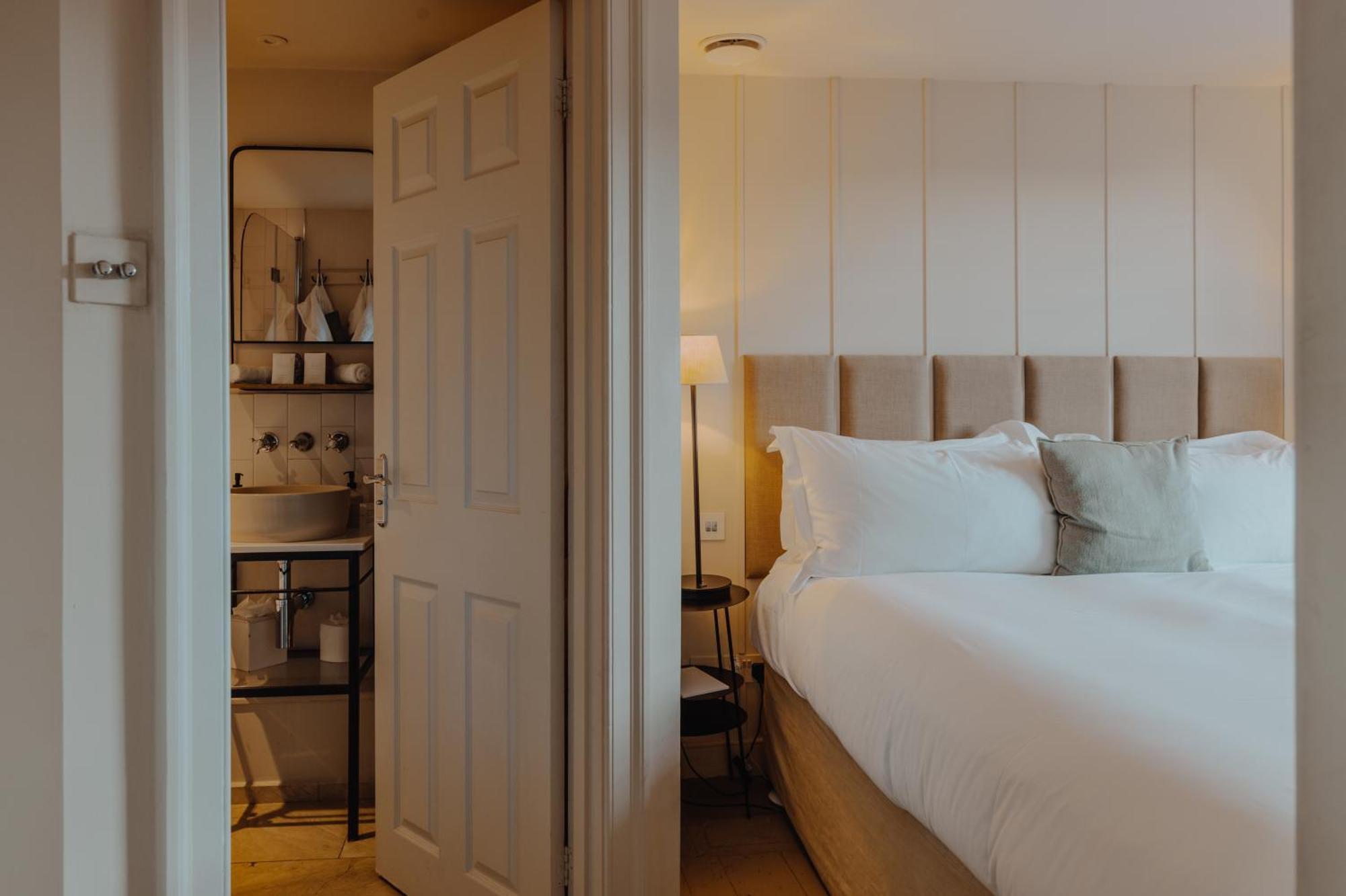 นัมเบอร์ 15 เกรต พัลต์นีย์ Hotel บาธ ภายนอก รูปภาพ A bedroom at The Swan